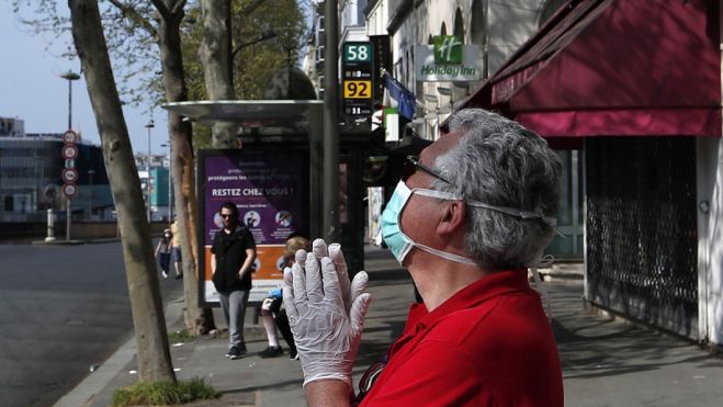 Κορωνοϊός | Μολύνει επιφάνειες και αέρα στα 4 μέτρα από τους ασθενείς