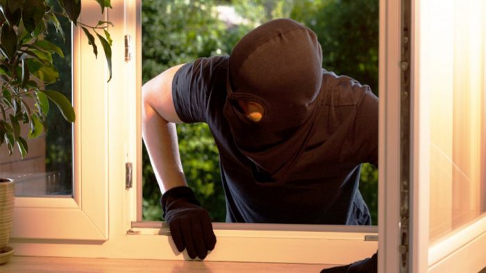 &Rho;&omicron;&epsilon;&iota;&nu;ό &Alpha;&rho;&kappa;&alpha;&delta;ί&alpha;&sigmaf; | Έ&kappa;&lambda;&epsilon;&psi;&alpha;&nu; &sigma;&pi;ί&tau;&iota; &eta;&lambda;&iota;&kappa;&iota;&omega;&mu;έ&nu;&eta;&sigmaf; &epsilon;&nu;ώ &alpha;&pi;&omicron;&upsilon;&sigma;ί&alpha;&zeta;&epsilon; &sigma;&tau;&eta;&nu; &Epsilon;&kappa;&kappa;&lambda;&eta;&sigma;ί&alpha;