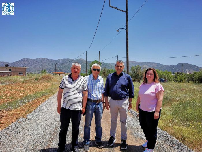 &Epsilon;&lambda;έ&nu;&eta; &Pi;&rho;&omega;ϊ&mu;ά&delta;&eta; (&Pi;&rho;ό&epsilon;&delta;&rho;&omicron;&sigmaf; &Sigma;&tau;&epsilon;&nu;&omicron;ύ): &laquo;&Alpha;&pi;ό &tau;&eta;&nu; &alpha;&rho;&chi;ή, &omicron; &Delta;ή&mu;&alpha;&rho;&chi;&omicron;&sigmaf; &epsilon;ί&nu;&alpha;&iota; &delta;ί&pi;&lambda;&alpha; &mu;&alpha;&sigmaf; &kappa;&alpha;&iota; &mu;ά&sigmaf; &sigma;&tau;&eta;&rho;ί&zeta;&epsilon;&iota;&raquo; (vd)