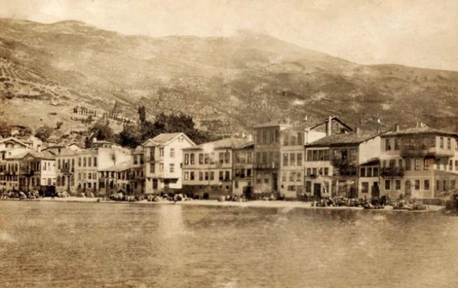 &Tau;&rho;ί&pi;&omicron;&lambda;&eta; | &Epsilon;&kappa;&delta;&eta;&lambda;ώ&sigma;&epsilon;&iota;&sigmaf; &Epsilon;&theta;&nu;&iota;&kappa;ή&sigmaf; &Mu;&nu;ή&mu;&eta;&sigmaf; &tau;&eta;&sigmaf; &Gamma;&epsilon;&nu;&omicron;&kappa;&tau;&omicron;&nu;ί&alpha;&sigmaf; &tau;&omega;&nu; &Epsilon;&lambda;&lambda;ή&nu;&omega;&nu; &tau;&eta;&sigmaf; &Mu;&iota;&kappa;&rho;ά&sigmaf; &Alpha;&sigma;ί&alpha;&sigmaf;