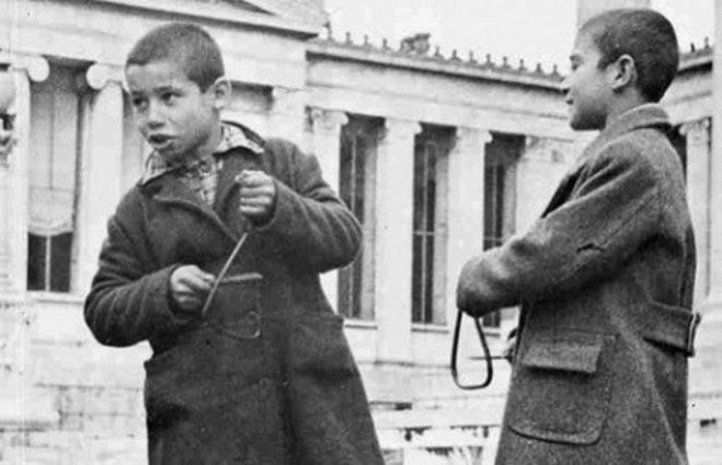 &Nu;&alpha; &tau;&alpha; &pi;&omicron;ύ&mu;&epsilon;; &Eta; &iota;&sigma;&tau;&omicron;&rho;ί&alpha; &pi;ί&sigma;&omega; &alpha;&pi;ό &tau;&alpha; &kappa;ά&lambda;&alpha;&nu;&tau;&alpha;