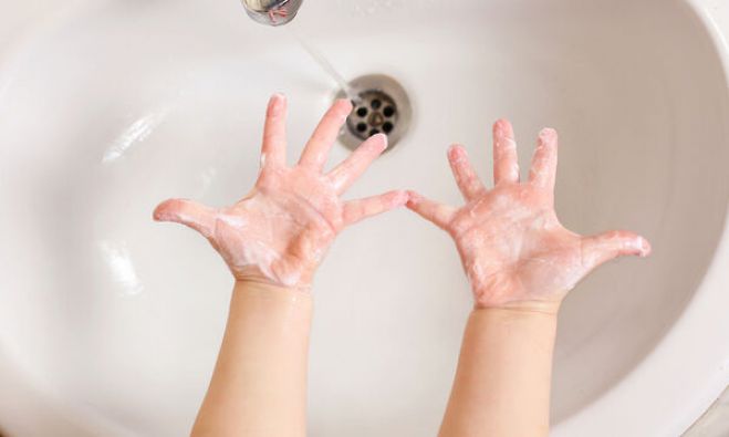 Viral φωτογραφία δείχνει πόσα μικρόβια βρίσκονται στα χέρια των παιδιών!