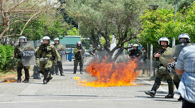 Μολότοφ μέρα μεσημέρι στα Εξάρχεια - Προσπάθησαν να πυρπολήσουν διαμέρισμα πολυκατοικίας