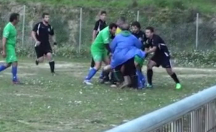 Ξυλοδαρμός διαιτητή και επόπτη σε ποδοσφαιρικό ματς στην Πελοπόννησο (vd)