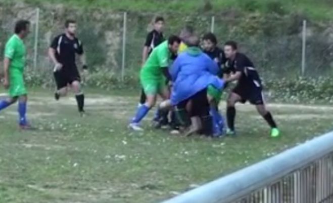 Ξυλοδαρμός διαιτητή και επόπτη σε ποδοσφαιρικό ματς στην Πελοπόννησο (vd)