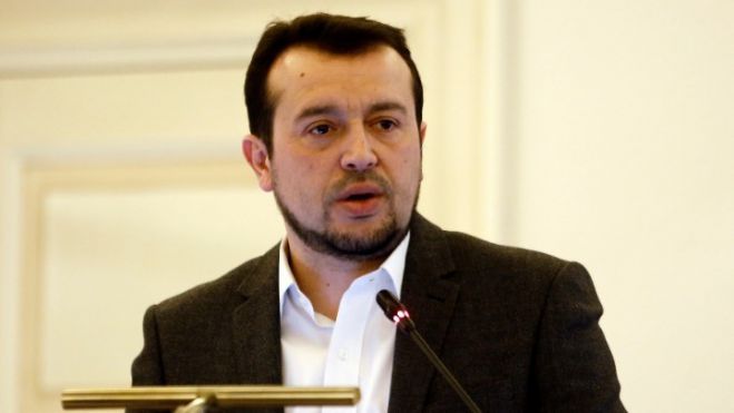 &quot;Να σταματήσει το θανατηφόρο έθιμο του σαϊτοπόλεμου&quot; λέει ο Υπουργός Παπάς