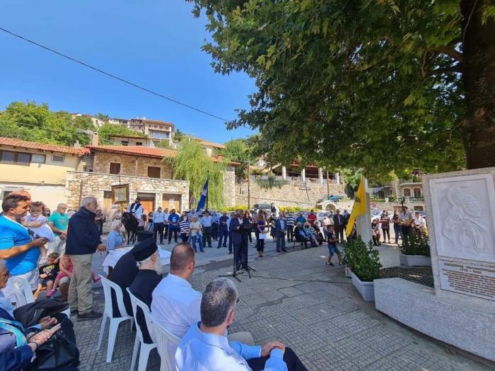 Ιστορικό Μνημείο με τέσσερα μαρμάρινα γλυπτά εγκαινιάστηκε στην πλατεία του Βαλτεσινίκου (εικόνες)