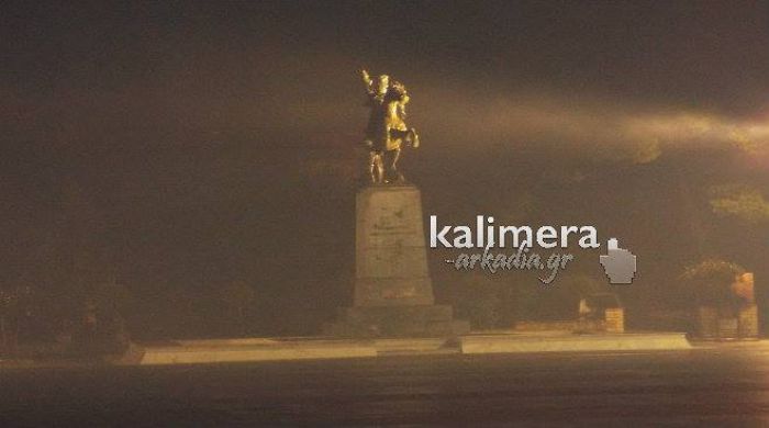 &laquo;&Zeta;&eta;&lambda;&epsilon;ύ&epsilon;&iota;&raquo; &tau;&omicron; &Lambda;&omicron;&nu;&delta;ί&nu;&omicron; &hellip; &tau;&eta;&nu; &pi;&upsilon;&kappa;&nu;ή &omicron;&mu;ί&chi;&lambda;&eta; &tau;&eta;&sigmaf; &Tau;&rho;ί&pi;&omicron;&lambda;&eta;&sigmaf;! (&epsilon;&iota;&kappa;ό&nu;&epsilon;&sigmaf;)