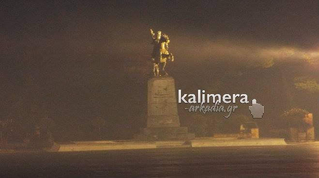 &laquo;&Zeta;&eta;&lambda;&epsilon;ύ&epsilon;&iota;&raquo; &tau;&omicron; &Lambda;&omicron;&nu;&delta;ί&nu;&omicron; &hellip; &tau;&eta;&nu; &pi;&upsilon;&kappa;&nu;ή &omicron;&mu;ί&chi;&lambda;&eta; &tau;&eta;&sigmaf; &Tau;&rho;ί&pi;&omicron;&lambda;&eta;&sigmaf;! (&epsilon;&iota;&kappa;ό&nu;&epsilon;&sigmaf;)