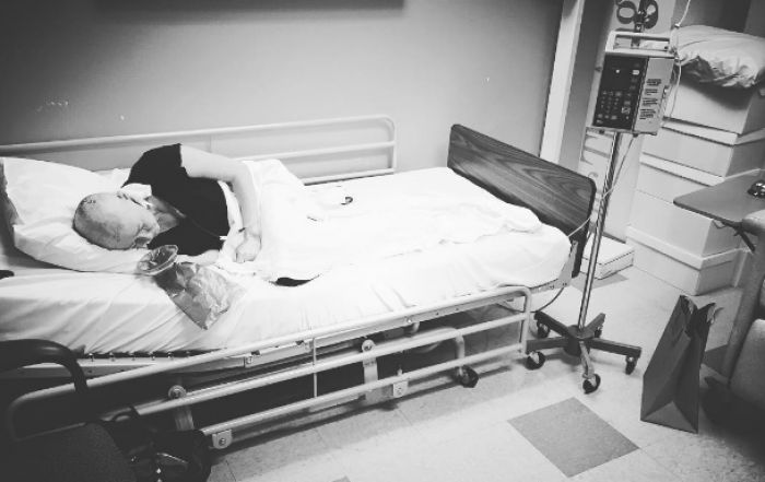 Shannen Doherty: Σοκάρει η εικόνα της ηθοποιού στο κρεβάτι μετά τη χημειοθεραπεία (εικόνες)