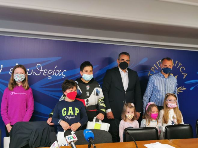 &Beta;&rho;&alpha;&beta;&epsilon;ί&alpha; &kappa;&alpha;&iota; έ&pi;&alpha;&iota;&nu;&omicron;&iota; &gamma;&iota;&alpha; &tau;&eta;&nu; &epsilon;&kappa;&pi;&alpha;&iota;&delta;&epsilon;&upsilon;&tau;&iota;&kappa;ή &delta;&rho;ά&sigma;&eta; &tau;&eta;&sigmaf; &Delta;&Epsilon;&Upsilon;&Alpha;&Tau; | &Tau;&zeta;&iota;&omicron;ύ&mu;&eta;&sigmaf;: &laquo;&Epsilon;&upsilon;&alpha;&iota;&sigma;&theta;&eta;&tau;&omicron;&pi;&omicron;&iota;&omicron;ύ&mu;&epsilon; &tau;&alpha; &pi;&alpha;&iota;&delta;&iota;ά &sigma;&tau;&eta;&nu; &epsilon;&xi;&omicron;&iota;&kappa;&omicron;&nu;ό&mu;&eta;&sigma;&eta; &tau;&omicron;&upsilon; &Nu;&epsilon;&rho;&omicron;ύ&raquo; (vd)