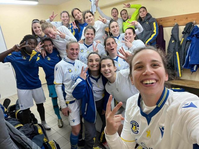 &Tau;&omicron; &delta;&iota;&pi;&lambda;ό &tau;&omicron;&upsilon; &gamma;&upsilon;&nu;&alpha;&iota;&kappa;&epsilon;ί&omicron;&upsilon; &Alpha;&sigma;&tau;έ&rho;&alpha; &sigma;&tau;&alpha; &Gamma;&iota;ά&nu;&nu;&iota;&nu;&alpha;! (&epsilon;&iota;&kappa;ό&nu;&epsilon;&sigmaf; - &beta;ί&nu;&tau;&epsilon;&omicron;)