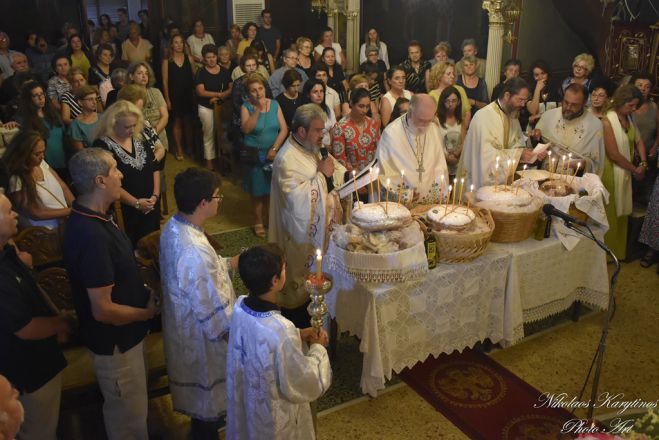 Οι Τριπολίτες κατέκλυσαν τον Ναό Παναγίας Γιάτρισσας για να προσευχηθούν στην Παναγία (εικόνες)