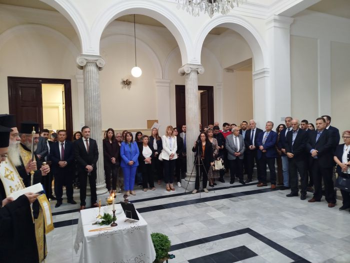 &Alpha;&gamma;&iota;&alpha;&sigma;&mu;ό&sigmaf; &gamma;&iota;&alpha; &tau;&eta; &nu;έ&alpha; &delta;&iota;&kappa;&alpha;&sigma;&tau;&iota;&kappa;ή &pi;&epsilon;&rho;ί&omicron;&delta;&omicron; &sigma;&tau;&eta;&nu; &Tau;&rho;ί&pi;&omicron;&lambda;&eta; (&epsilon;&iota;&kappa;ό&nu;&epsilon;&sigmaf;)