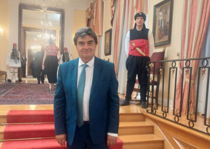 &Sigma;&tau;&omicron; &Pi;&rho;&omicron;&epsilon;&delta;&rho;&iota;&kappa;ό &Mu;έ&gamma;&alpha;&rho;&omicron; &gamma;&iota;&alpha; &tau;&eta;&nu; &epsilon;&pi;έ&tau;&epsilon;&iota;&omicron; &alpha;&pi;&omicron;&kappa;&alpha;&tau;ά&sigma;&tau;&alpha;&sigma;&eta;&sigmaf; &tau;&eta;&sigmaf; &Delta;&eta;&mu;&omicron;&kappa;&rho;&alpha;&tau;ί&alpha;&sigmaf; &omicron; &Gamma;&iota;&alpha;&nu;&nu;&alpha;&kappa;&omicron;ύ&rho;&alpha;&sigmaf; (&epsilon;&iota;&kappa;ό&nu;&epsilon;&sigmaf;)