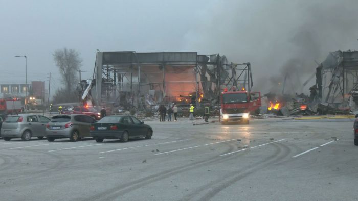 &Tau;&rho;&alpha;&gamma;&omega;&delta;ί&alpha; &sigma;&tau;&alpha; &Tau;&rho;ί&kappa;&alpha;&lambda;&alpha;: &Nu;&epsilon;&kappa;&rho;έ&sigmaf; &tau;έ&sigma;&sigma;&epsilon;&rho;&iota;&sigmaf; &epsilon;&rho;&gamma;&alpha;&zeta;ό&mu;&epsilon;&nu;&epsilon;&sigmaf; &alpha;&pi;ό &tau;&eta;&nu; έ&kappa;&rho;&eta;&xi;&eta; &ndash; &Mu;ί&alpha; &alpha;&gamma;&nu;&omicron;&omicron;ύ&mu;&epsilon;&nu;&eta;