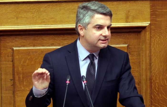 &Omicron;&delta;&upsilon;&sigma;&sigma;έ&alpha;&sigmaf; &sigma;&epsilon; &Nu;&Delta; &kappa;&alpha;&iota; &Sigma;&Upsilon;&Rho;&Iota;&Zeta;&Alpha;: "Ό&pi;&omicron;&iota;&omicron;&sigmaf; &psi;ά&chi;&nu;&epsilon;&iota; &tau;&omicron;&nu; &laquo;&Kappa;&alpha;&mu;&mu;έ&nu;&omicron;&raquo; &tau;&omicron;&upsilon; &sigma;&epsilon; &epsilon;&mu;ά&sigmaf;, &chi;&tau;&upsilon;&pi;ά &lambda;ά&theta;&omicron;&sigmaf; &pi;ό&rho;&tau;&alpha;"