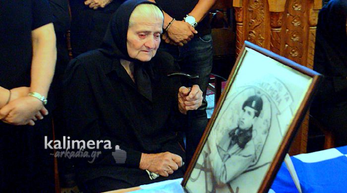 Αγρίδι - Τραγική φιγούρα η μητέρα στην κηδεία του Ήρωα Ηλία Σπηλιωτόπουλου ... (vd)