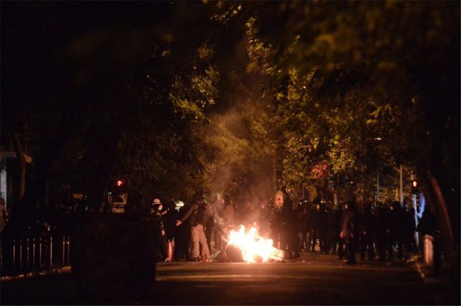 Φωτιές και μολότοφ στα Εξάρχεια - Δείτε live!