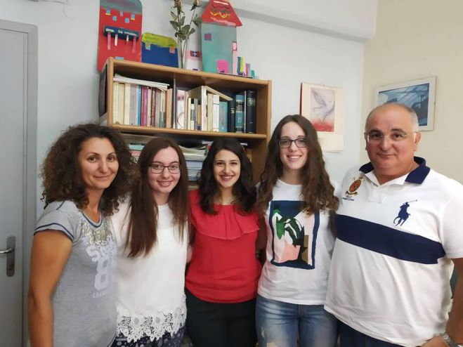 &Pi;&alpha;&nu;&epsilon;&lambda;&lambda;&alpha;&delta;&iota;&kappa;έ&sigmaf; | &Tau;&rho;&epsilon;ί&sigmaf; &delta;&epsilon;&sigma;&pi;&omicron;&iota;&nu;ί&delta;&epsilon;&sigmaf; &alpha;&pi;ό &tau;&eta;&nu; &Tau;&rho;ί&pi;&omicron;&lambda;&eta; &pi;έ&rho;&alpha;&sigma;&alpha;&nu; &sigma;&epsilon; &sigma;&chi;&omicron;&lambda;έ&sigmaf; &pi;&omicron;&upsilon; &epsilon;ί&chi;&alpha;&nu; &theta;έ&sigma;&epsilon;&iota; &omega;&sigmaf; &pi;&rho;ώ&tau;&eta; &epsilon;&pi;&iota;&lambda;&omicron;&gamma;ή!