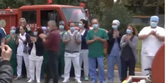 Το συγκινητικό χειροκρότημα των πυροσβεστών για τους γιατρούς του Νοσοκομείου Σωτηρία (vd)