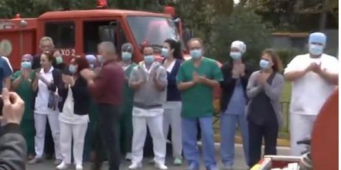 Το συγκινητικό χειροκρότημα των πυροσβεστών για τους γιατρούς του Νοσοκομείου Σωτηρία (vd)