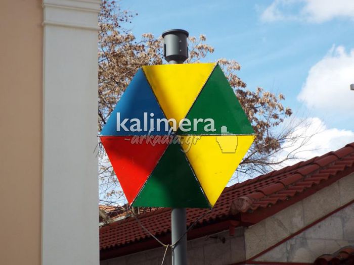 &Eta; &iota;&epsilon;&rho;&omicron;&tau;&omicron;&lambda;&epsilon;&sigma;&tau;ί&alpha; &tau;&omega;&nu; &chi;&alpha;&rho;&tau;&alpha;&epsilon;&tau;ώ&nu; - &Gamma;&rho;ά&phi;&epsilon;&iota; &omicron; &Nu;ί&kappa;&omicron;&sigmaf; &Delta;&epsilon;&lambda;&phi;ά&kappa;&eta;&sigmaf;