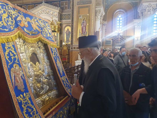 &Omicron; &Mu;&eta;&tau;&rho;&omicron;&pi;&omicron;&lambda;ί&tau;&eta;&sigmaf; &Alpha;&lambda;έ&xi;&alpha;&nu;&delta;&rho;&omicron;&sigmaf; &pi;&rho;&omicron;&sigma;&kappa;ύ&nu;&eta;&sigma;&epsilon; &tau;&eta;&nu; &theta;&alpha;&upsilon;&mu;&alpha;&tau;&omicron;&upsilon;&rho;&gamma;ό &Epsilon;&iota;&kappa;ό&nu;&alpha; &laquo;Ά&xi;&iota;&omicron;&nu; &Epsilon;&sigma;&tau;ί&raquo; (&epsilon;&iota;&kappa;ό&nu;&epsilon;&sigmaf;)