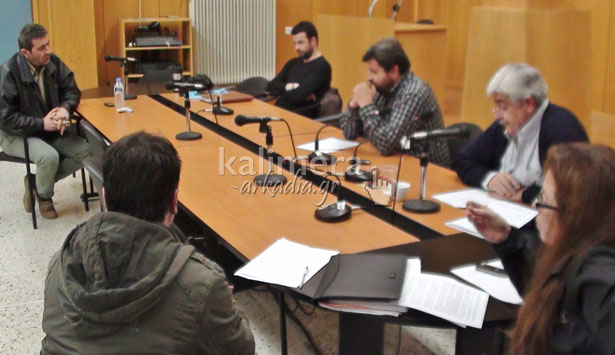 «Μαλλιά-κουβάρια» έχουν γίνει στο Εργατικό Κέντρο Αρκαδίας! (vd)