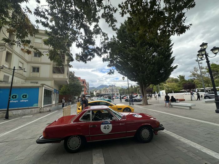 &Mu;&epsilon; &kappa;&lambda;&alpha;&sigma;&iota;&kappa;ά &alpha;&upsilon;&tau;&omicron;&kappa;ί&nu;&eta;&tau;&alpha; &gamma;έ&mu;&iota;&sigma;&epsilon; &eta; &Pi;&lambda;&alpha;&tau;&epsilon;ί&alpha; Ά&rho;&epsilon;&omega;&sigmaf; | &Tau;&zeta;&iota;&omicron;ύ&mu;&eta;&sigmaf;: &laquo;&Kappa;ά&theta;&epsilon; &epsilon;&beta;&delta;&omicron;&mu;ά&delta;&alpha; &mu;&iota;&alpha; &nu;έ&alpha; &alpha;&phi;&omicron;&rho;&mu;ή &gamma;&iota;&alpha; &nu;&alpha; &epsilon;&pi;&iota;&sigma;&kappa;&epsilon;&phi;&theta;&epsilon;ί &kappa;ά&pi;&omicron;&iota;&omicron;&sigmaf; &tau;&eta;&nu; &Tau;&rho;ί&pi;&omicron;&lambda;&eta;&raquo; (vd)