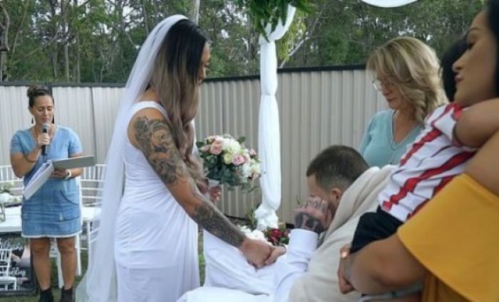 &Alpha;&upsilon;&sigma;&tau;&rho;&alpha;&lambda;ί&alpha; | &Pi;&alpha;&nu;&tau;&rho;&epsilon;ύ&tau;&eta;&kappa;&epsilon; &mu;&iota;&alpha; &eta;&mu;έ&rho;&alpha; &pi;&rho;&iota;&nu; &pi;&epsilon;&theta;ά&nu;&epsilon;&iota; &alpha;&pi;ό &kappa;&alpha;&rho;&kappa;ί&nu;&omicron; (vd)