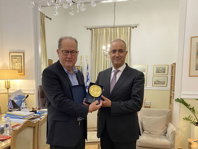 &Sigma;&upsilon;&nu;ά&nu;&tau;&eta;&sigma;&eta; &Nu;ί&kappa;&alpha; &mu;&epsilon; &tau;&omicron;&nu; &pi;&rho;&epsilon;&sigma;&beta;&epsilon;&upsilon;&tau;ή &tau;&omicron;&upsilon; &Mu;&alpha;&rho;ό&kappa;&omicron;&upsilon; &sigma;&tau;&eta;&nu; &Epsilon;&lambda;&lambda;ά&delta;&alpha;