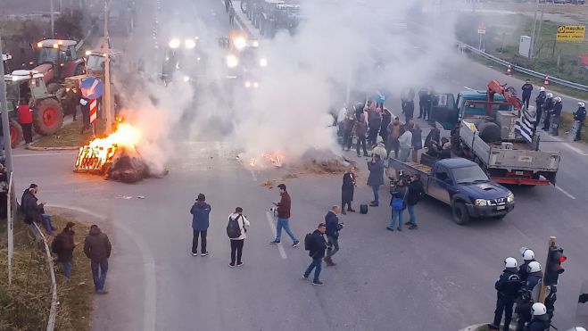 &Tau;&eta;&nu; &Tau;&rho;ί&tau;&eta; &eta; &sigma;&upsilon;&nu;ά&nu;&tau;&eta;&sigma;&eta; &Mu;&eta;&tau;&sigma;&omicron;&tau;ά&kappa;&eta; &mu;&epsilon; &tau;&omicron;&upsilon;&sigmaf; &alpha;&gamma;&rho;ό&tau;&epsilon;&sigmaf;