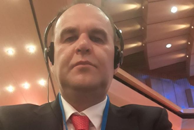 &Sigma;&tau;&eta;&nu; &Gamma;&epsilon;&rho;&mu;&alpha;&nu;ί&alpha; &omicron; &Delta;ή&mu;&alpha;&rho;&chi;&omicron;&sigmaf; &Gamma;&omicron;&rho;&tau;&upsilon;&nu;ί&alpha;&sigmaf;, &Sigma;&tau;ά&theta;&eta;&sigmaf; &Kappa;&omicron;ύ&lambda;&eta;&sigmaf;