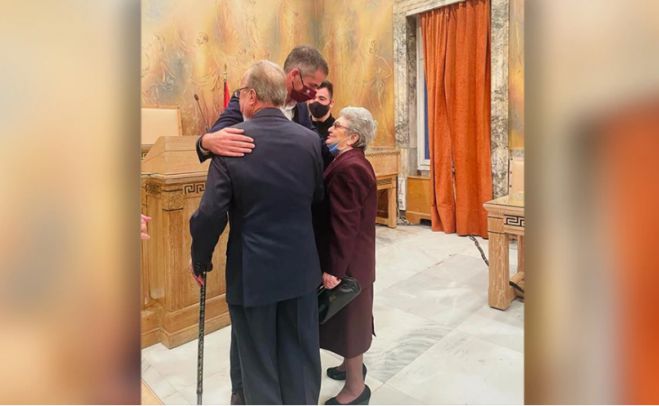 &laquo;&Delta;&epsilon;&nu; ή&theta;&epsilon;&lambda;&epsilon; &nu;&alpha; &mu;&epsilon; &pi;&alpha;&nu;&tau;&rho;&epsilon;&upsilon;&tau;&epsilon;ί, &alpha;&lambda;&lambda;ά &tau;&eta;&nu; &kappa;&alpha;&tau;ά&phi;&epsilon;&rho;&alpha;&raquo;, &lambda;έ&epsilon;&iota; &omicron; ... 87&chi;&rho;&omicron;&nu;&omicron;&sigmaf; &pi;&omicron;&upsilon; &pi;&alpha;&nu;&tau;&rho;&epsilon;ύ&tau;&eta;&kappa;&epsilon; &sigma;&tau;&omicron; &Delta;&eta;&mu;&alpha;&rho;&chi;&epsilon;ί&omicron; &Alpha;&theta;ή&nu;&alpha;&sigmaf;!