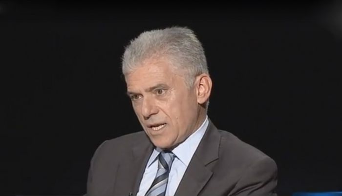 &Epsilon;&pi;&iota;&kappa;&epsilon;&phi;&alpha;&lambda;ή&sigmaf; &Kappa;&omicron;&mu;&iota;&sigma;&iota;ό&nu; &sigma;&epsilon; &Epsilon;&lambda;&lambda;ά&delta;&alpha;: "&Eta; &chi;ώ&rho;&alpha; &theta;&alpha; &epsilon;ί&nu;&alpha;&iota; &upsilon;&pi;ό &epsilon;&pi;&omicron;&pi;&tau;&epsilon;ί&alpha; &gamma;&iota;&alpha; &pi;&omicron;&lambda;&lambda;ά &chi;&rho;ό&nu;&iota;&alpha; &mu;&epsilon;&tau;ά &tau;&omicron; &Mu;&nu;&eta;&mu;ό&nu;&iota;&omicron;" (vd)