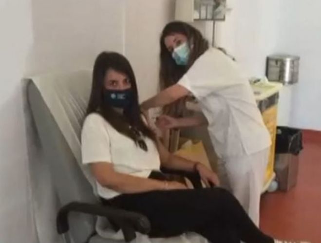 Covid | Αγωγή μαμούθ από 38χρονη γυναίκα - Καταγγέλλει ότι υπέστη σοβαρή εγκεφαλική αιμορραγία δύο ημέρες μετά τον εμβολιασμό της