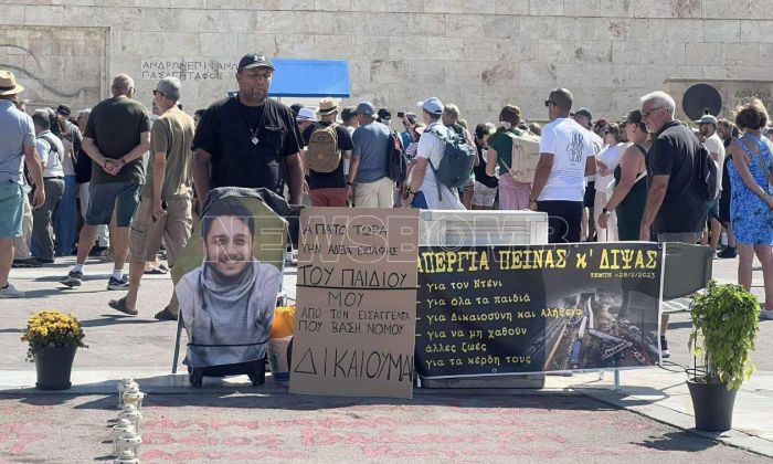 Τέμπη | Δύο απεργοί πείνας στην πλατεία Συντάγματος