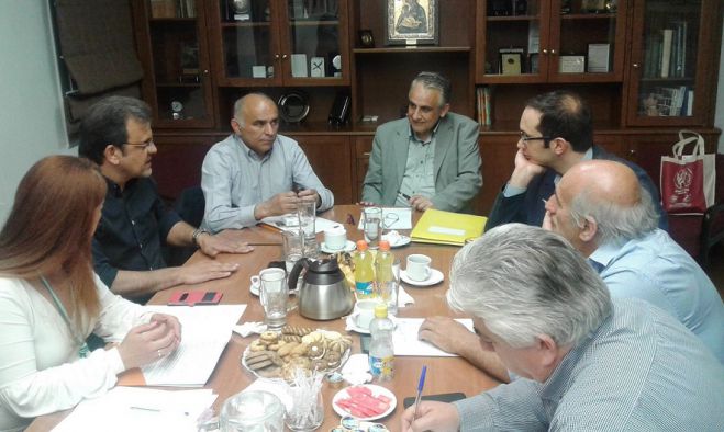 &Sigma;&tau;&eta;&nu; &Tau;&rho;ί&pi;&omicron;&lambda;&eta; &omicron; &Gamma;&epsilon;&nu;&iota;&kappa;ό&sigmaf; &Gamma;&rho;&alpha;&mu;&mu;&alpha;&tau;έ&alpha;&sigmaf; &Epsilon;&mu;&pi;&omicron;&rho;ί&omicron;&upsilon; (&epsilon;&iota;&kappa;ό&nu;&epsilon;&sigmaf;)