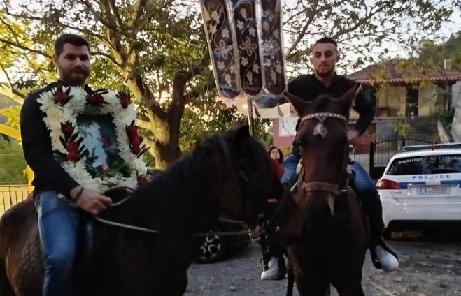 Λιτάνευση της Ιεράς Εικόνος του Αγίου Δημητρίου με άλογα στην Κώμη (vd)