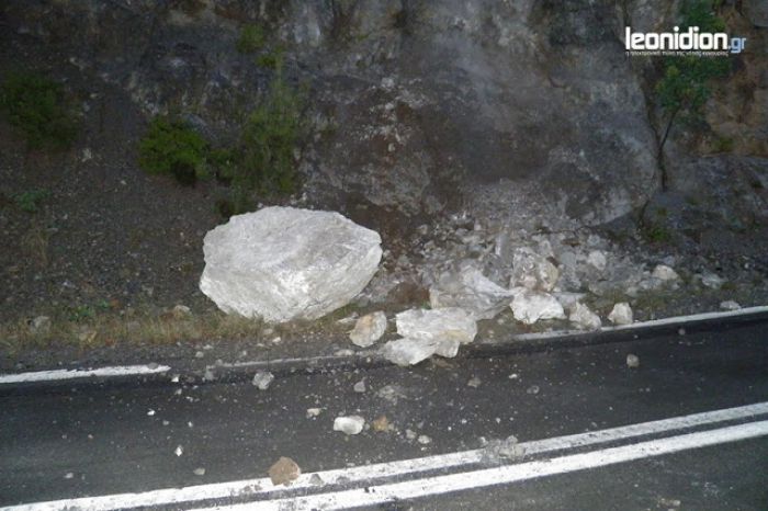 Πτώση βράχων στον δρόμο Λεωνιδίου-Κοσμά