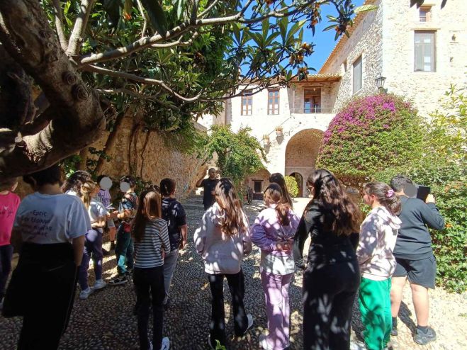 &Mu;&iota;&alpha; &delta;&iota;ή&mu;&epsilon;&rho;&eta; &pi;&epsilon;&rho;&iota;&pi;&alpha;&tau;&eta;&tau;&iota;&kappa;ή &xi;&epsilon;&nu;ά&gamma;&eta;&sigma;&eta; &sigma;&tau;&alpha; &Alpha;&rho;&chi;&omicron;&nu;&tau;&iota;&kappa;ά &kappa;&alpha;&iota; &tau;&alpha; &Pi;&upsilon;&rho;&gamma;ό&sigma;&pi;&iota;&tau;&alpha; &tau;&omicron;&upsilon; &Lambda;&epsilon;&omega;&nu;&iota;&delta;ί&omicron;&upsilon; (&epsilon;&iota;&kappa;ό&nu;&epsilon;&sigmaf;)