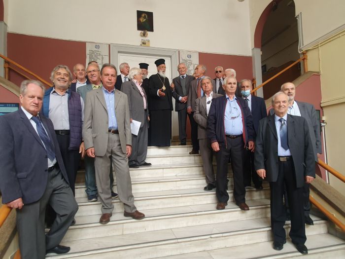 &Eta; &gamma;&iota;&omicron;&rho;&tau;ή &Alpha;&pi;&omicron;&phi;&omicron;ί&tau;&omega;&nu; &Epsilon;&kappa;&kappa;&lambda;&eta;&sigma;&iota;&alpha;&sigma;&tau;&iota;&kappa;ή&sigmaf; &Sigma;&chi;&omicron;&lambda;ή&sigmaf; &Kappa;&omicron;&rho;ί&nu;&theta;&omicron;&upsilon; (&epsilon;&iota;&kappa;ό&nu;&epsilon;&sigmaf;)