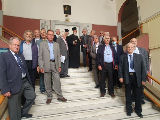 &Eta; &gamma;&iota;&omicron;&rho;&tau;ή &Alpha;&pi;&omicron;&phi;&omicron;ί&tau;&omega;&nu; &Epsilon;&kappa;&kappa;&lambda;&eta;&sigma;&iota;&alpha;&sigma;&tau;&iota;&kappa;ή&sigmaf; &Sigma;&chi;&omicron;&lambda;ή&sigmaf; &Kappa;&omicron;&rho;ί&nu;&theta;&omicron;&upsilon; (&epsilon;&iota;&kappa;ό&nu;&epsilon;&sigmaf;)
