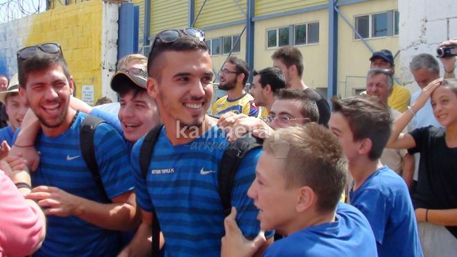 &Delta;ύ&omicron; &pi;&alpha;ί&chi;&tau;&epsilon;&sigmaf; &tau;&omicron;&upsilon; &Alpha;&sigma;&tau;έ&rho;&alpha; &sigma;&tau;&eta;&nu; &Epsilon;&theta;&nu;&iota;&kappa;ή &Epsilon;&lambda;&pi;ί&delta;&omega;&nu;