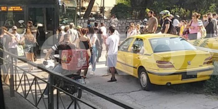 Σύγκρουση συρμού του προαστιακού με λεωφορείο στην Λιοσίων (vd)