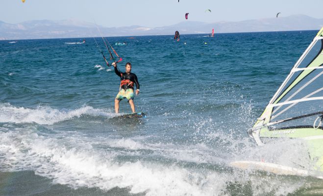 Επιδείξεις kiteboarding και freestyle ανέδειξαν τη δυναμική της Βόρειας Κυνουρίας ως εναλλακτικού προορισμού (εικόνες)