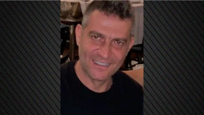 &Sigma;&tau;&eta; &phi;&upsilon;&lambda;&alpha;&kappa;ή &omicron; &laquo;Mr. &Chi;&omega;&rho;&iota;ά&tau;&iota;&kappa;&omicron;&raquo;, Ά&gamma;&gamma;&epsilon;&lambda;&omicron;&sigmaf; &Gamma;&iota;&alpha;&nu;&nu;&alpha;&kappa;ό&pi;&omicron;&upsilon;&lambda;&omicron;&sigmaf;, &mu;&epsilon;&tau;ά &tau;&eta;&nu; &alpha;&pi;&omicron;&lambda;&omicron;&gamma;ί&alpha; &tau;&omicron;&upsilon;