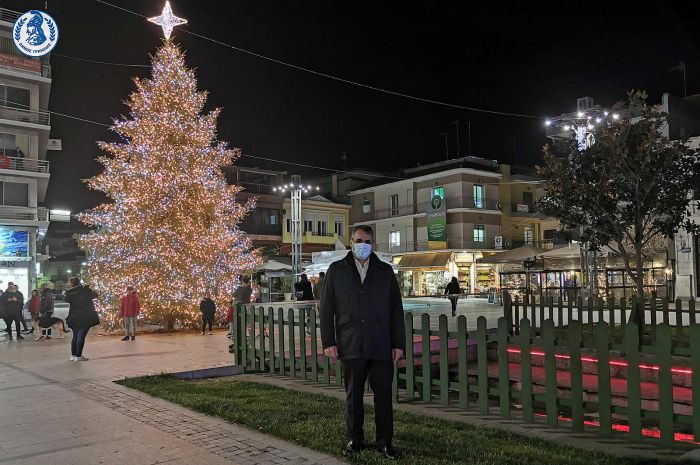 &Phi;&omega;&tau;ί&sigma;&tau;&eta;&kappa;&epsilon; &tau;&omicron; &Chi;&rho;&iota;&sigma;&tau;&omicron;&upsilon;&gamma;&epsilon;&nu;&nu;&iota;ά&tau;&iota;&kappa;&omicron; &delta;έ&nu;&delta;&rho;&omicron; &sigma;&tau;&eta;&nu; &Tau;&rho;ί&pi;&omicron;&lambda;&eta; | &Tau;&zeta;&iota;&omicron;ύ&mu;&eta;&sigmaf;: &laquo;&Tau;&omicron; 21 &sigma;ί&gamma;&omicron;&upsilon;&rho;&alpha; &theta;&alpha; &mu;&alpha;&sigmaf; &xi;&alpha;&nu;&alpha;&phi;έ&rho;&epsilon;&iota; &mu;&iota;&alpha; ά&lambda;&lambda;&eta; &lambda;&epsilon;&upsilon;&tau;&epsilon;&rho;&iota;ά&raquo; (vd)