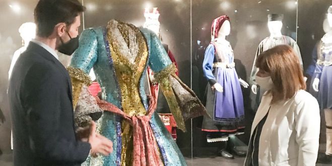 &Nu;ί&kappa;&omicron;&sigmaf; &Phi;&lambda;ώ&rho;&omicron;&sigmaf;: "&Eta; &ldquo;&Epsilon;&lambda;&lambda;&eta;&nu;&iota;&kappa;ή &Sigma;&eta;&mu;&alpha;ί&alpha;&rdquo; &epsilon;ί&nu;&alpha;&iota; &eta; &pi;&rho;ώ&tau;&eta; &kappa;&alpha;&iota; &tau;&epsilon;&lambda;&epsilon;&upsilon;&tau;&alpha;ί&alpha; &sigma;&eta;&mu;&alpha;ί&alpha; &pi;&omicron;&upsilon; έ&phi;&tau;&iota;&alpha;&xi;&alpha; &sigma;&tau;&eta;&nu; &kappa;&alpha;&rho;&iota;έ&rho;&alpha; &mu;&omicron;&upsilon;"